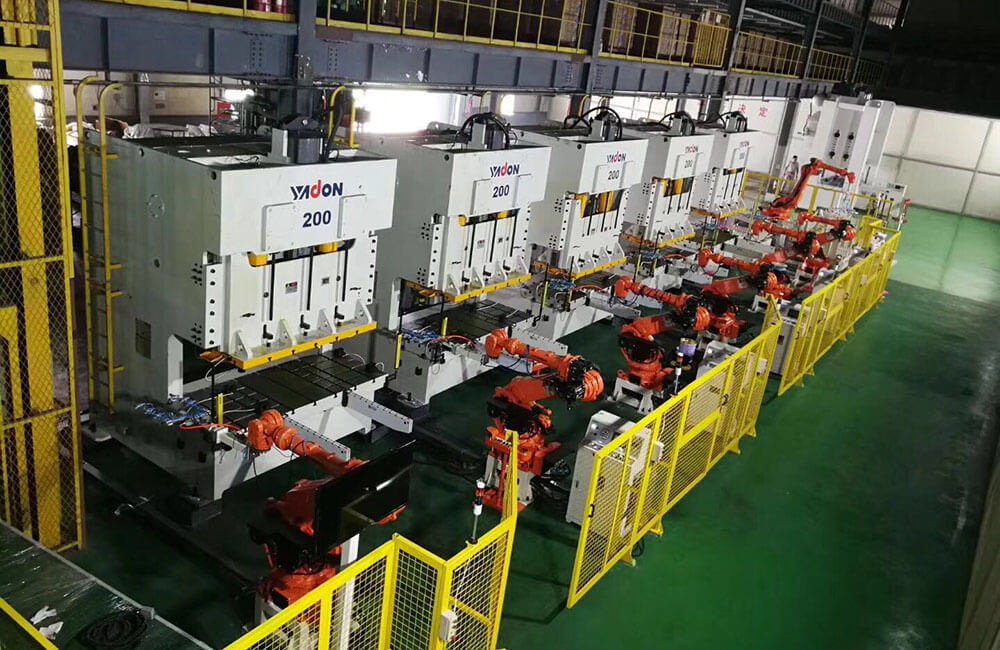 Máy dập thủy lực kết hợp robot cấp phôi tự động