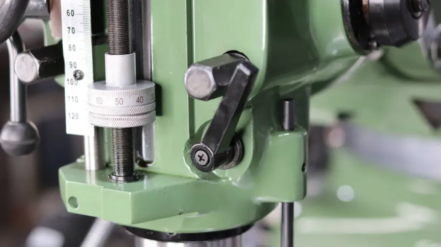 Máy phay cơ là gì? So sánh với máy phay NC và máy phay CNC