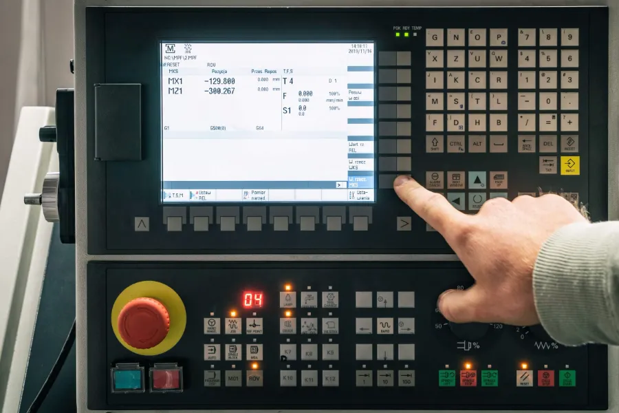 So sánh máy phay NC với Máy Phay CNC