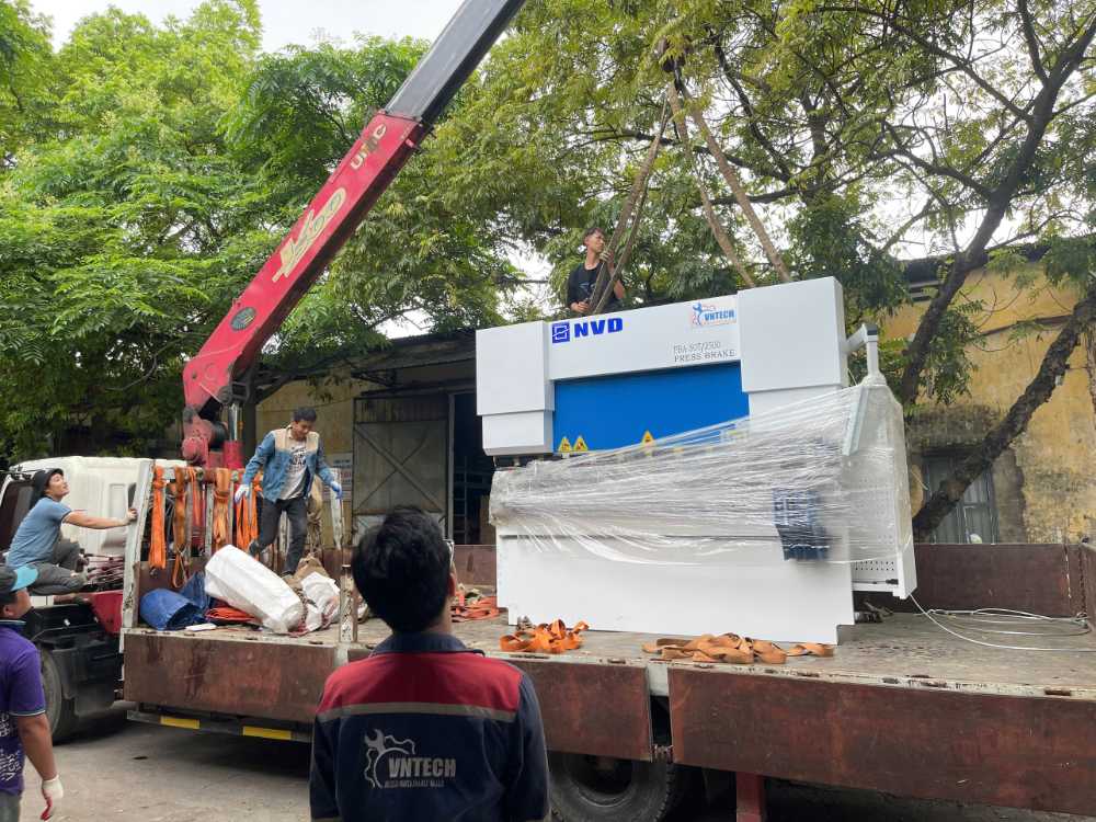 Bàn giao máy chấn tại Lĩnh Nam, Hà Nội - Máy chấn NVD