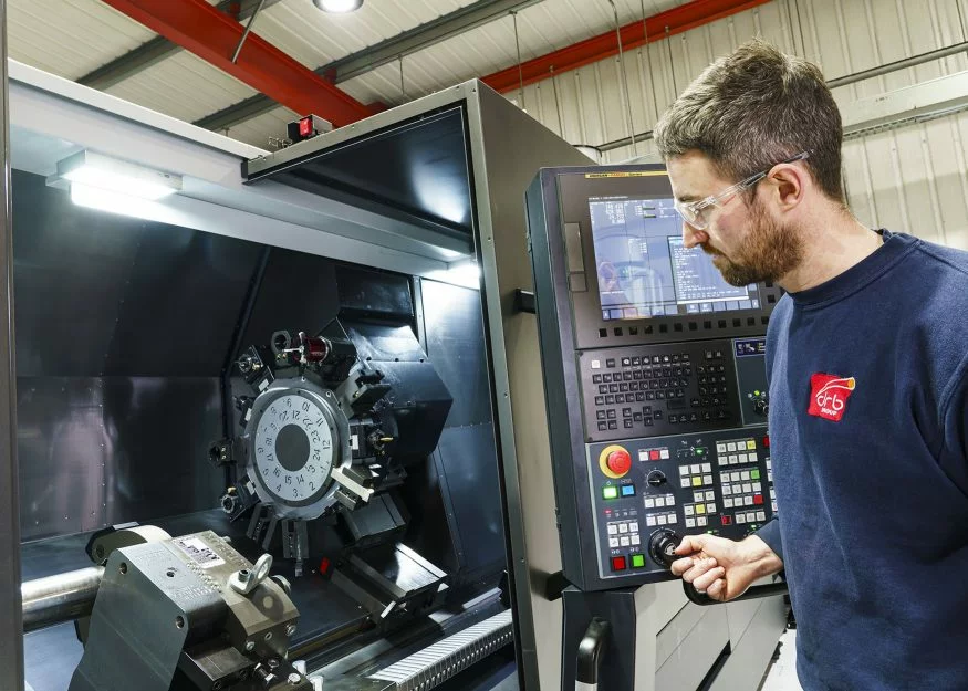 Máy tiện CNC là gì? Đặc điểm, cấu tạo & nguyên lý hoạt động