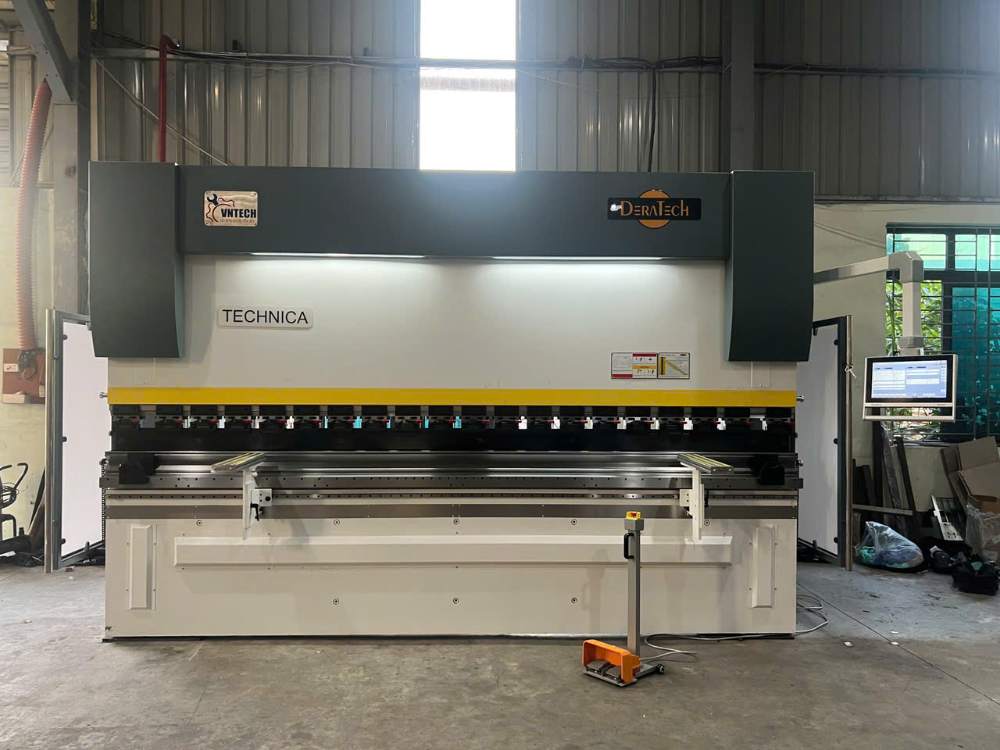 Bàn giao máy chấn CNC DERATECH TAM-230T/4100 tại Bắc Giang