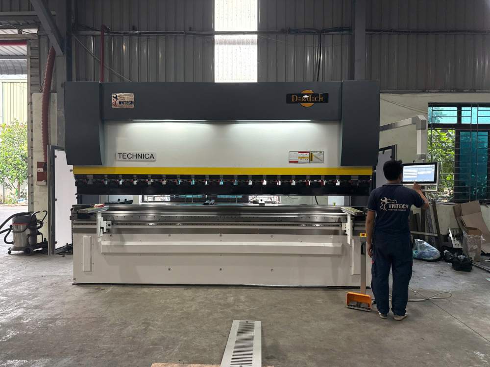 Bàn giao máy chấn CNC DERATECH TAM-230T/4100 tại Bắc Giang