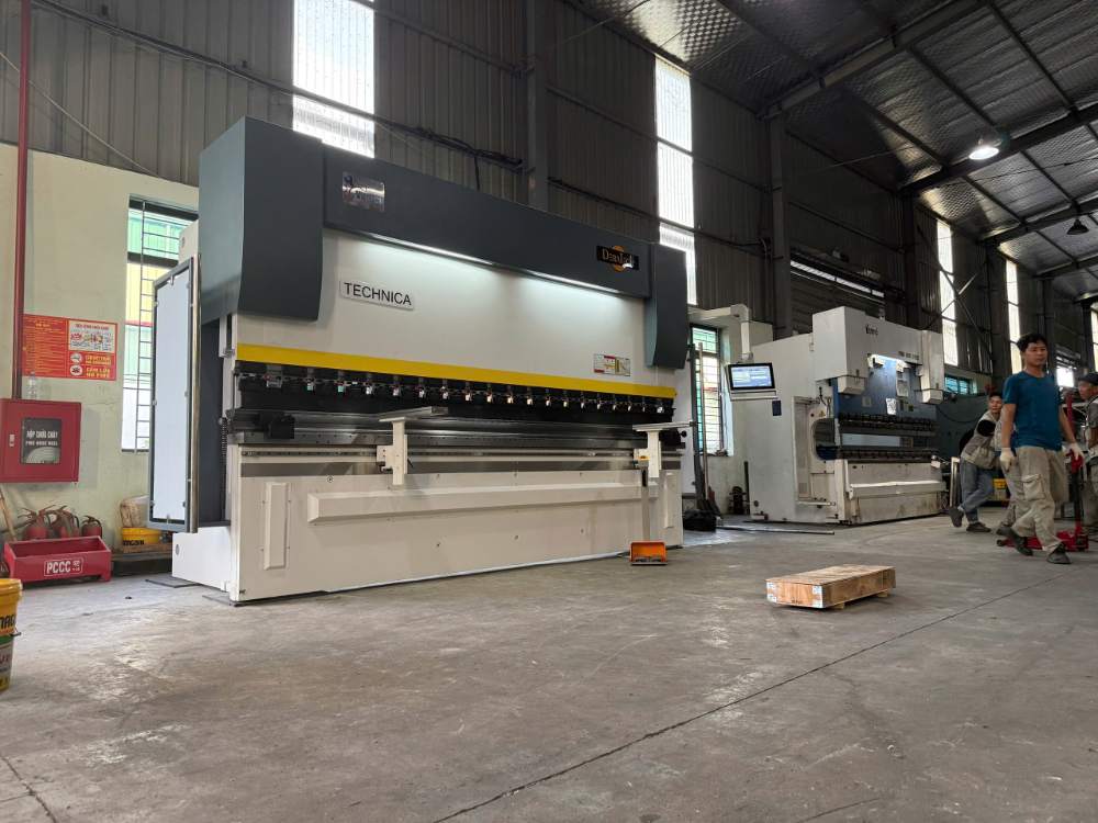 Bàn giao máy chấn CNC DERATECH TAM-230T/4100 tại Bắc Giang