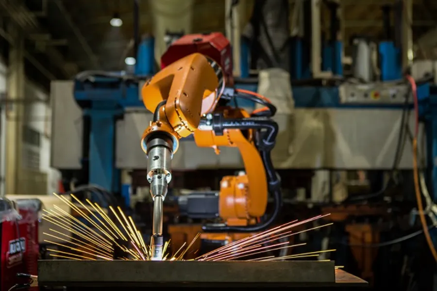 Robot hàn MIG là gì? So sánh với robot hàn laser