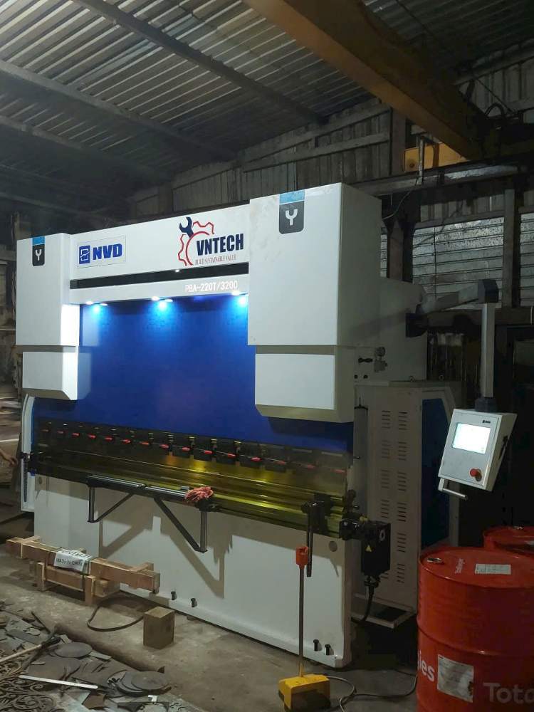 Bàn giao máy chấn NC 220T/3200 cho khách hàng tại Huế
