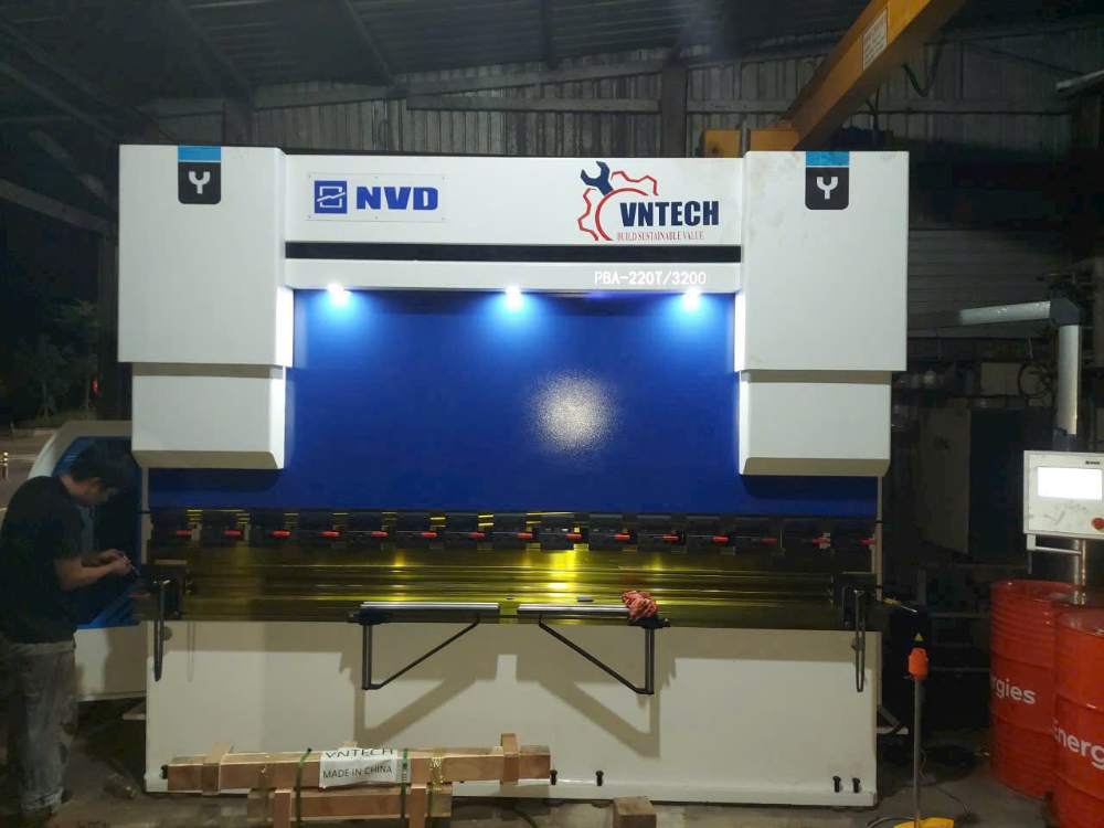 Bàn giao máy chấn NC 220T/3200 cho khách hàng tại Huế