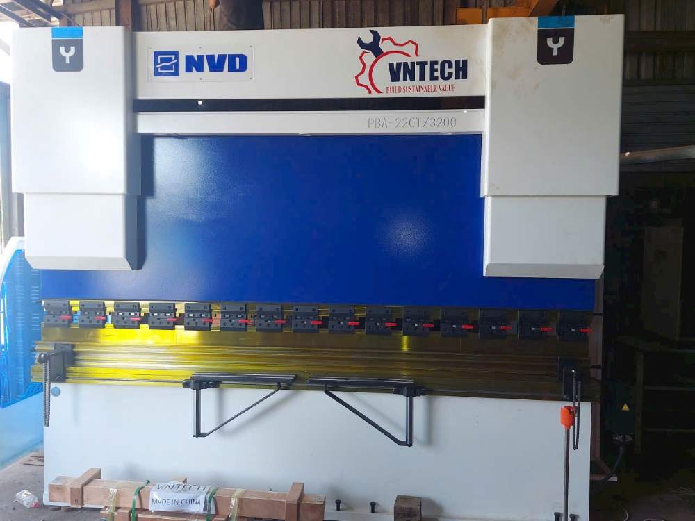 Bàn giao máy chấn NC 220T/3200 cho khách hàng tại Huế