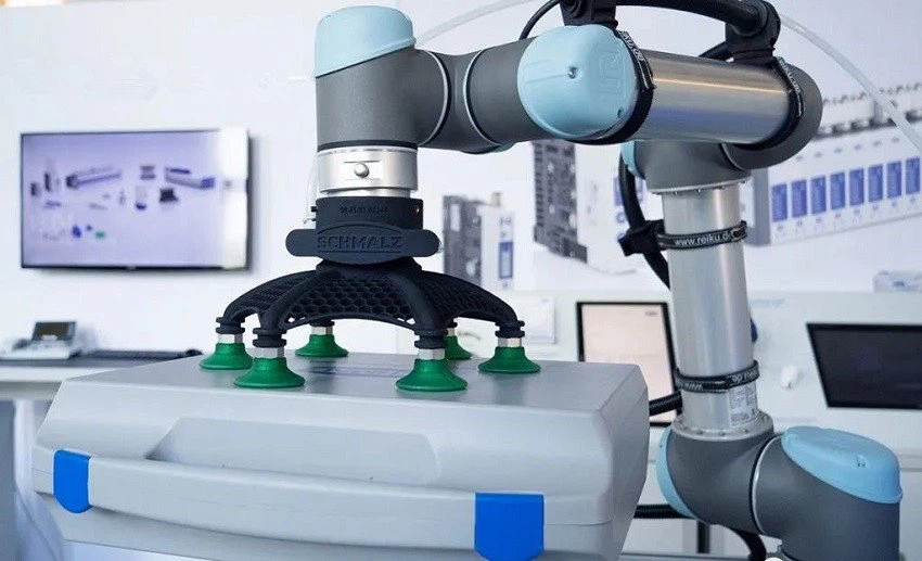 Robot gắp sản phẩm nhựa