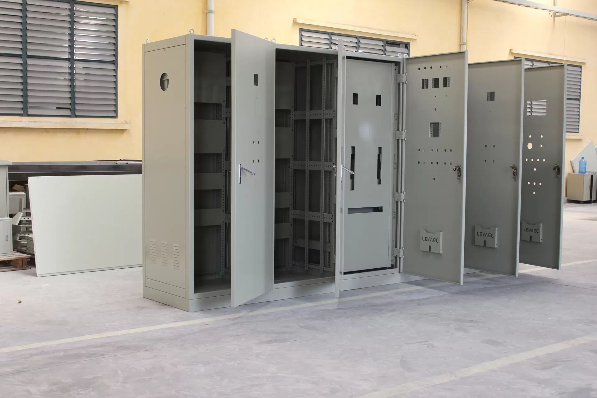 Gia công vỏ tủ điện - Máy chấn Deratech