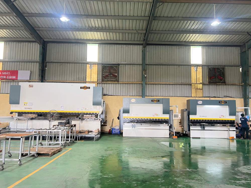 Bàn giao máy chấn tại Vĩnh Phúc - Máy chấn Deratech 170T/3200