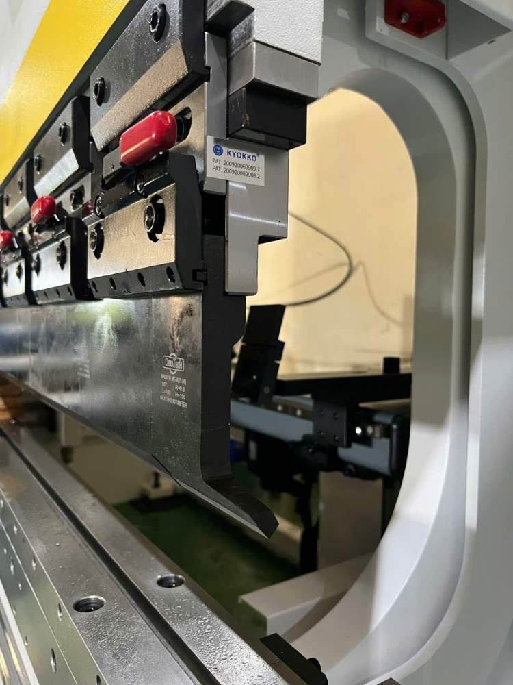 Bàn giao máy chấn tại Vĩnh Phúc - Máy chấn Deratech 170T/3200