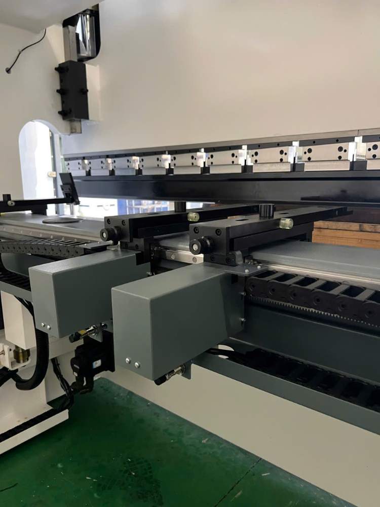 Bàn giao máy chấn tại Vĩnh Phúc - Máy chấn Deratech 170T/3200