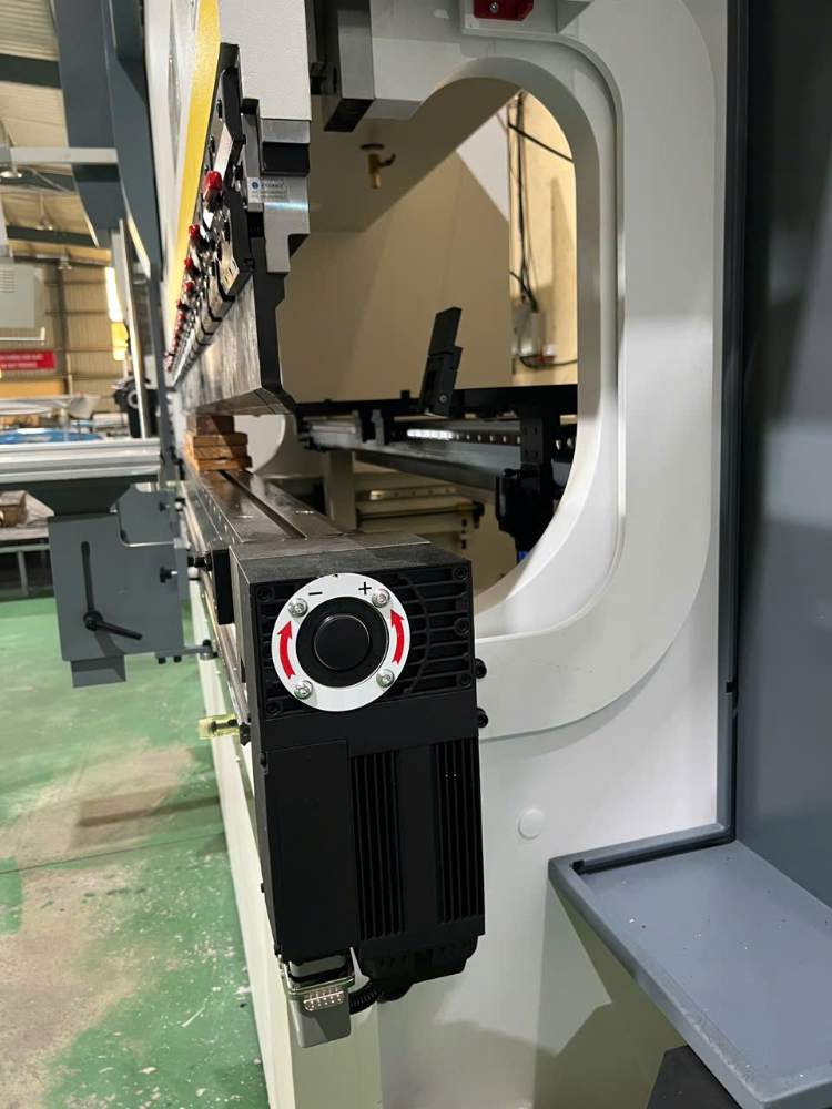 Bàn giao máy chấn tại Vĩnh Phúc - Máy chấn Deratech 170T/3200