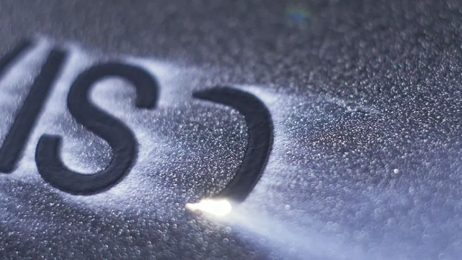 Khắc Laser kim loại là gì? Vì sao laser fiber khắc được kim loại