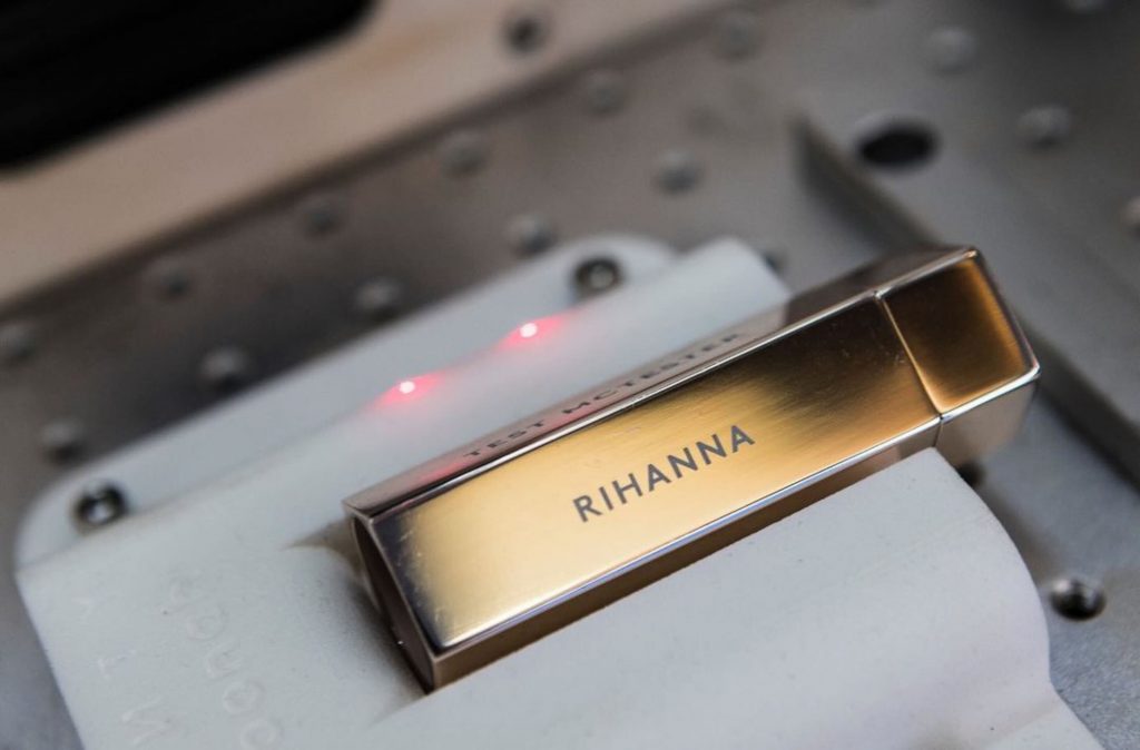 Máy Khắc Tên Lên Son