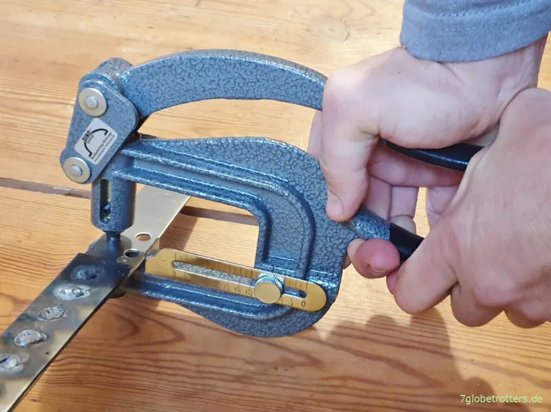 Khó khăn khi đột lỗ inox bằng tay