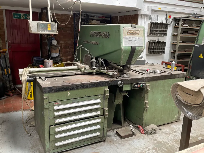 Máy đột lỗ thủy lực cũ