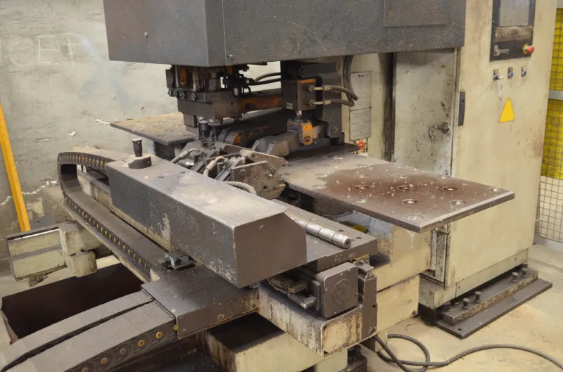 Máy đột lỗ thủy lực cũ