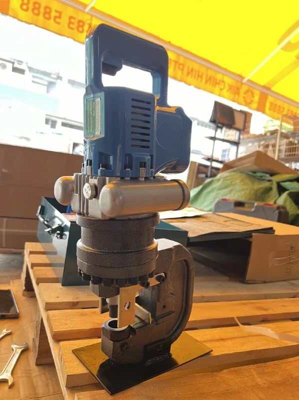 Máy đột lỗ thủy lực dùng pin