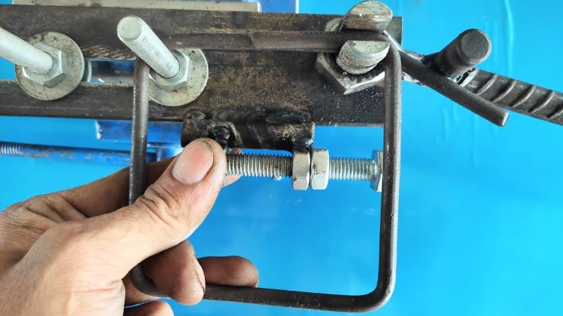 Bàn bẻ đai sắt thủ công