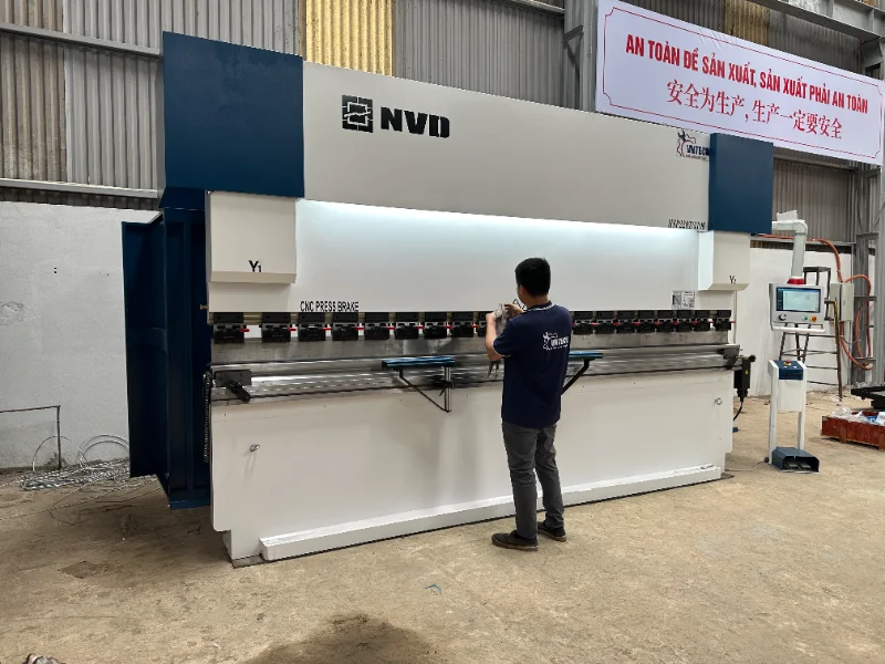Bàn giao dây chuyền máy chấn, cắt, hàn tại Thái Nguyên
