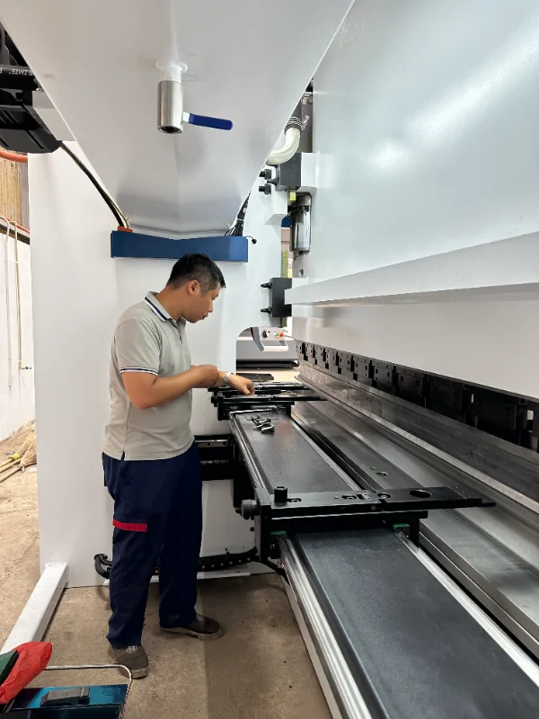 Bàn giao dây chuyền máy chấn, cắt, hàn tại Thái Nguyên