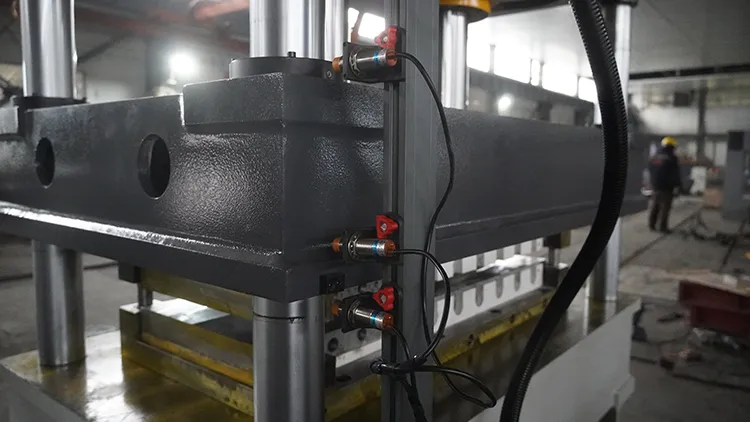 Máy Ép 4 Trụ 100 Tấn Có Bàn Nhiệt YQ32-100T