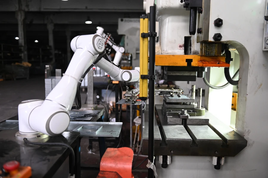 Cobot Là Gì? Ứng Dụng Của Robot Cộng Tác Trong Nhà Máy Hiện Đại