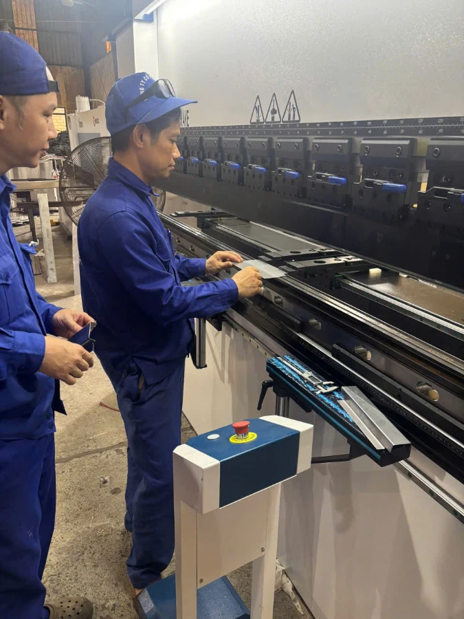 Bàn Giao Máy Chấn 130T/3200 Cho Công Ty Cổ Phần 22 (Thường Tín - Hà Nội)