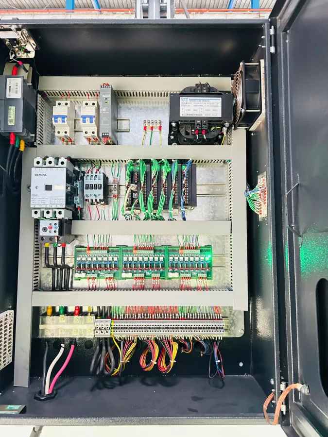 Tủ điện của máy lốc tôn